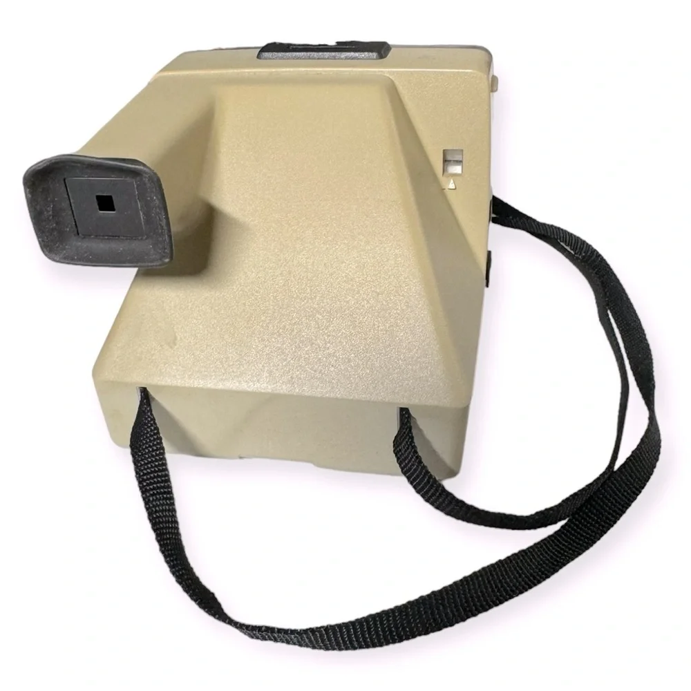 The Button Polaroid Land Camera‎